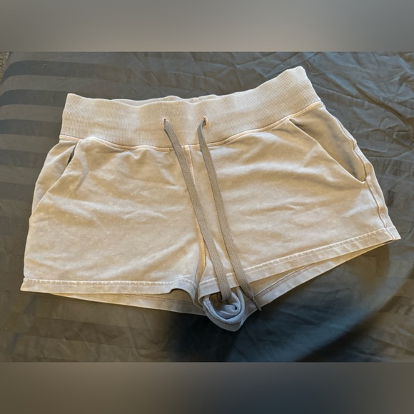 Lululemon sweat shorts size 8 - Picture 1 of 3